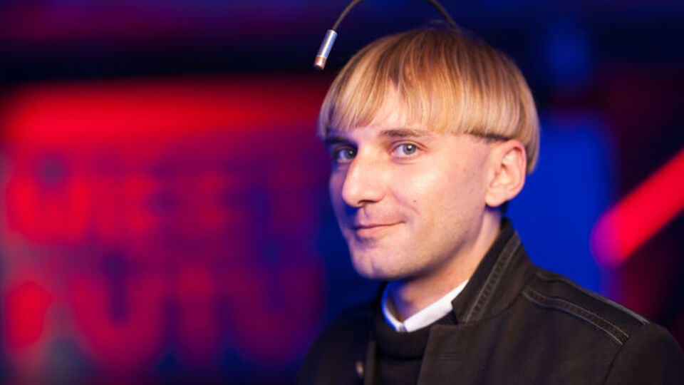 Neil Harbisson: Every color has its own frequency and the frequency has its sound