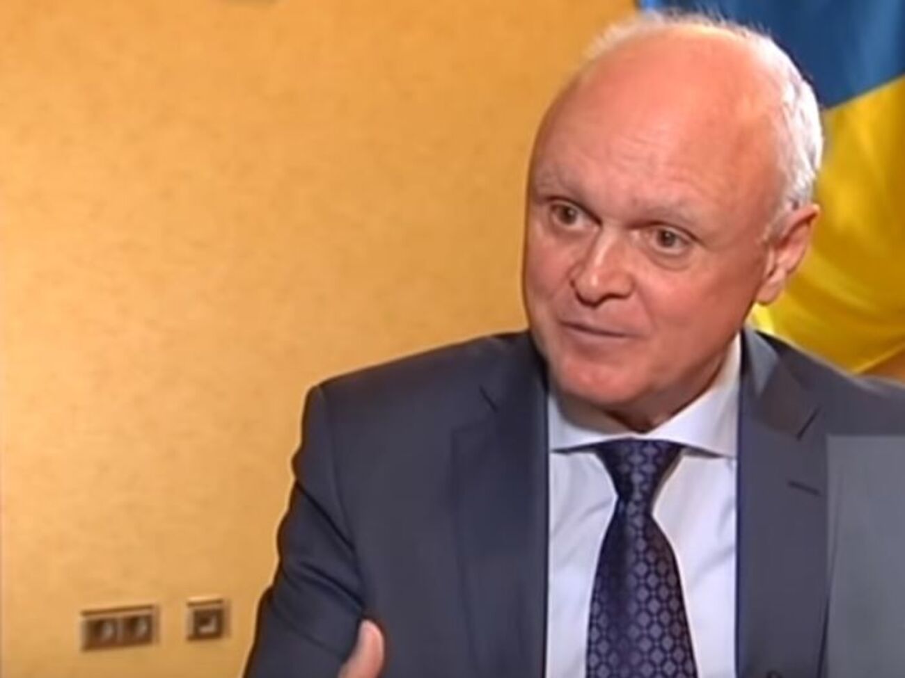 Апаршин считает, что зарплаты военных нужно поднять за счет имущества Минобороны