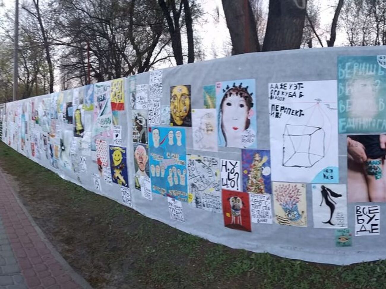 Дитячі роботи розміщували на парканах до 6.00, а о 9.00 їх уже зачистили