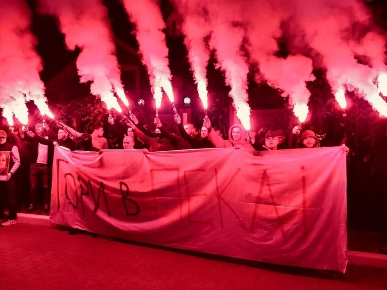 У дома Луценко активисты зажгли файеры&nbsp;