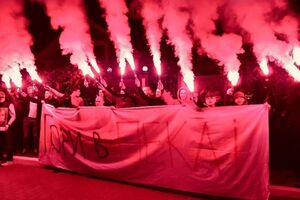Біля будинку Луценка активісти запалили фаєри