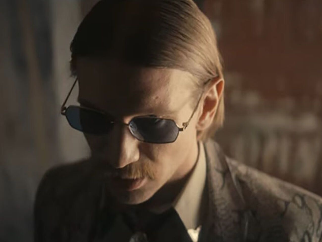 Дорн в ролике покупает некие пластинки