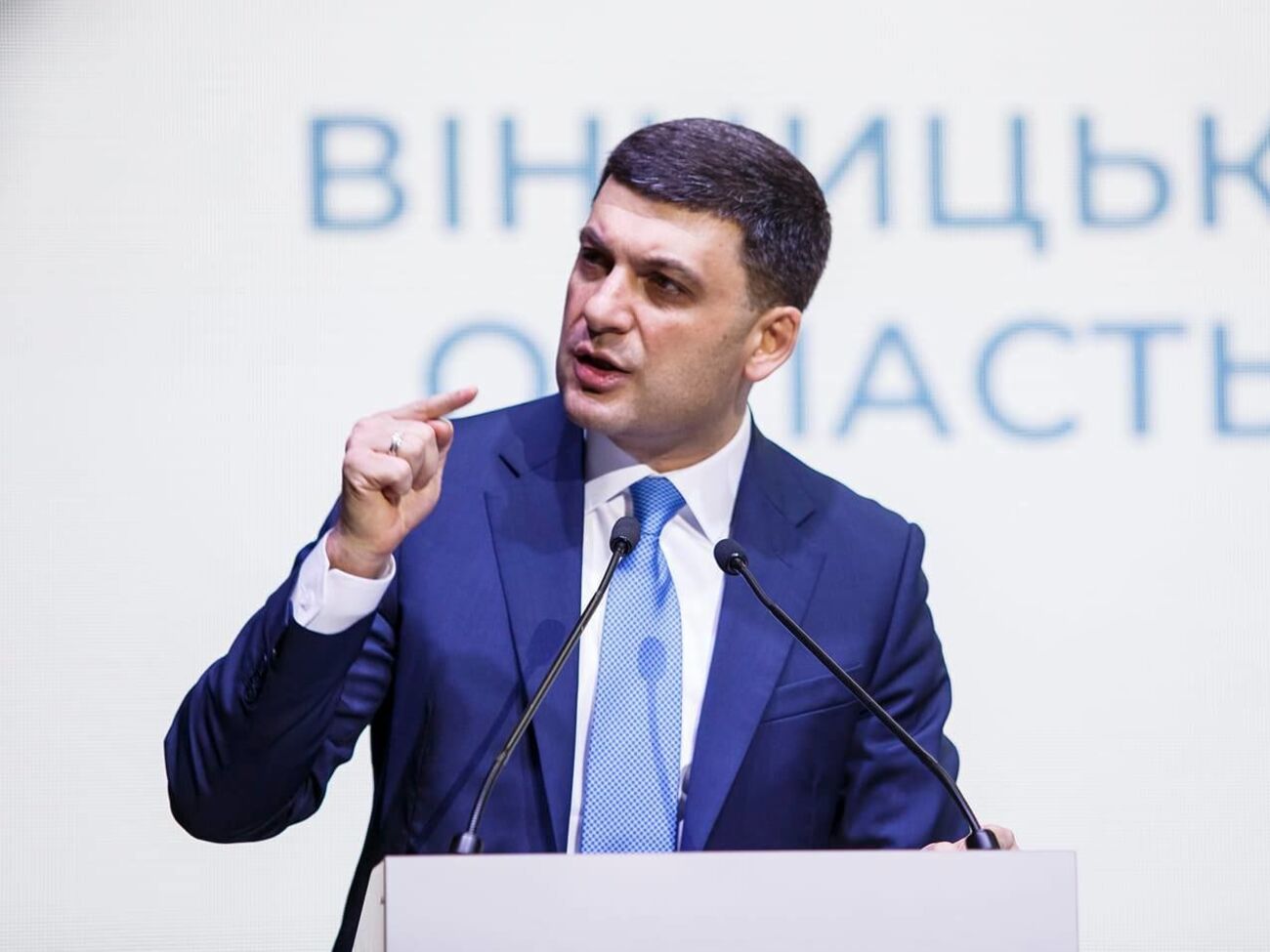 По данным СМИ, Гройсман назвал Зеленского "абсолютно нормальным человеком"