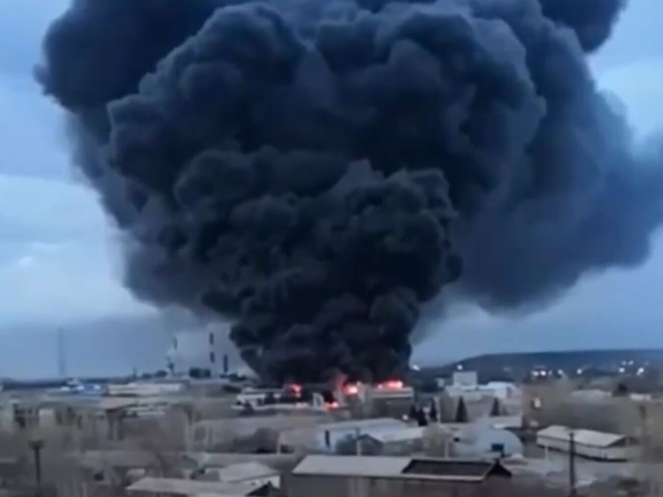 В тушении пожара принимают участие 70 человек и 25 единиц техники