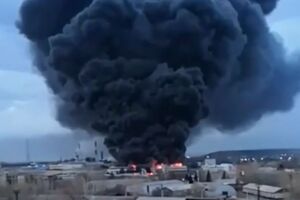 В тушении пожара принимают участие 70 человек и 25 единиц техники