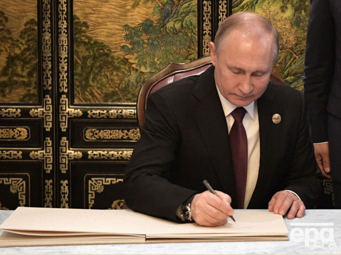 24 квітня Путін підписав указ, який спрощує набуття громадянства РФ жителями окупованих бойовиками територій Донбасу