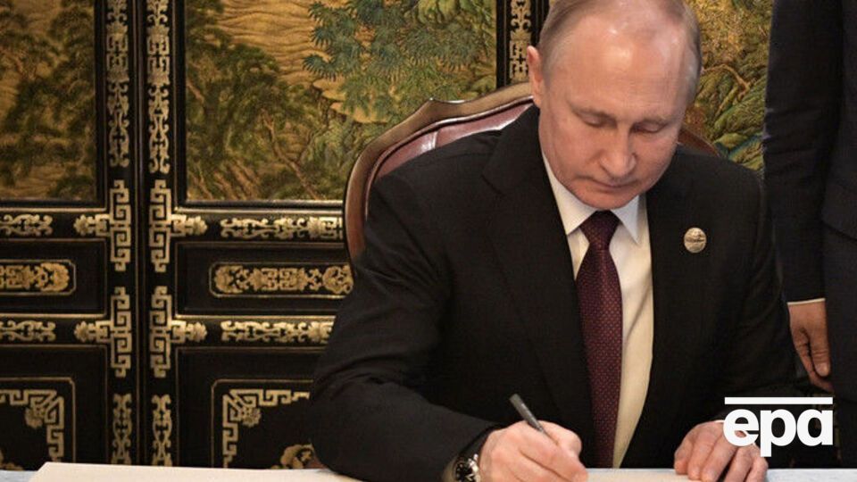 24 апреля Путин подписал указ, который упрощает получение гражданства РФ жителями оккупированных боевиками территорий Донбасса