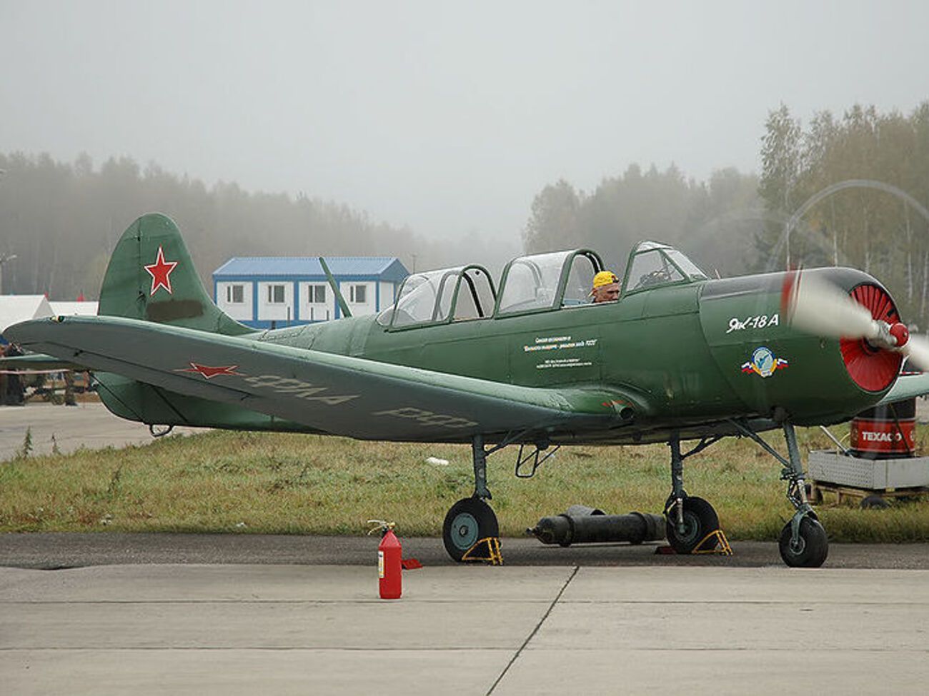 Як-18 – навчально-тренувальний літак, розроблений у СРСР