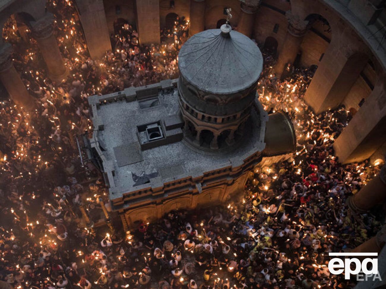 Благодатный огонь традиционно сходит в день, предшествующий пасхальному воскресенью
