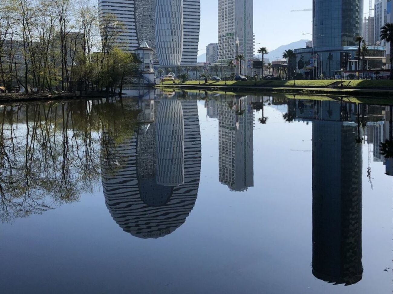 Озеро Ардагани находится недалеко от морского побережья