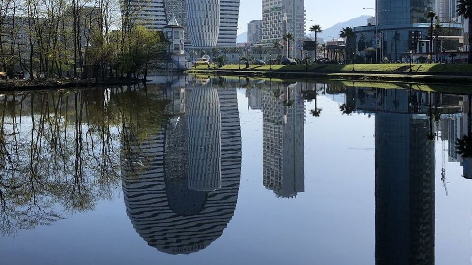 Озеро Ардагани находится недалеко от морского побережья