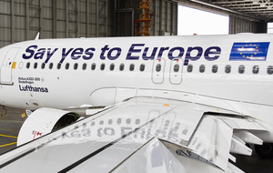 Напис "Скажи так Європі" розмістили замість назви авіакомпанії