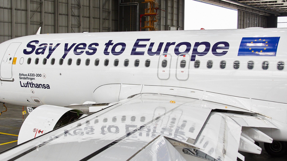 Надпись "скажи "да" Европе" разместили вместо названия авиакомпании
