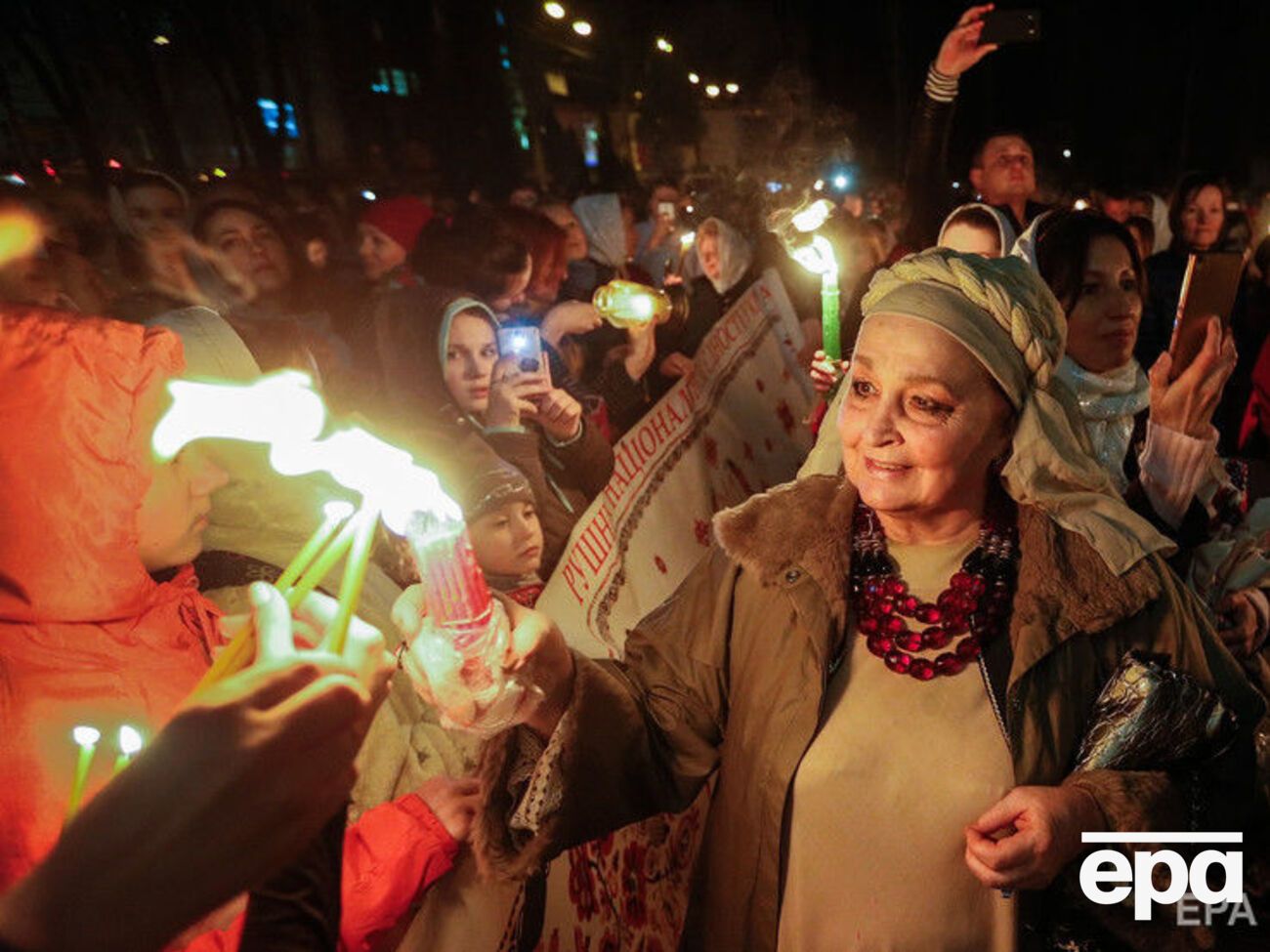 Благодатный огонь раздавали всем желающим