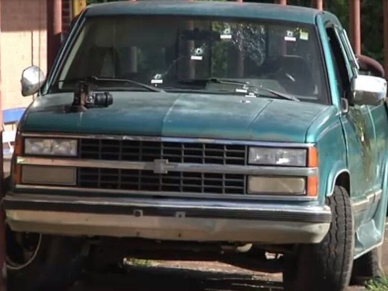 Полицейские стреляли в автомобиль, в котором находились подозреваемый, его жена и четверо детей