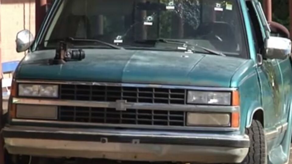 Полицейские стреляли в автомобиль, в котором находились подозреваемый, его жена и четверо детей