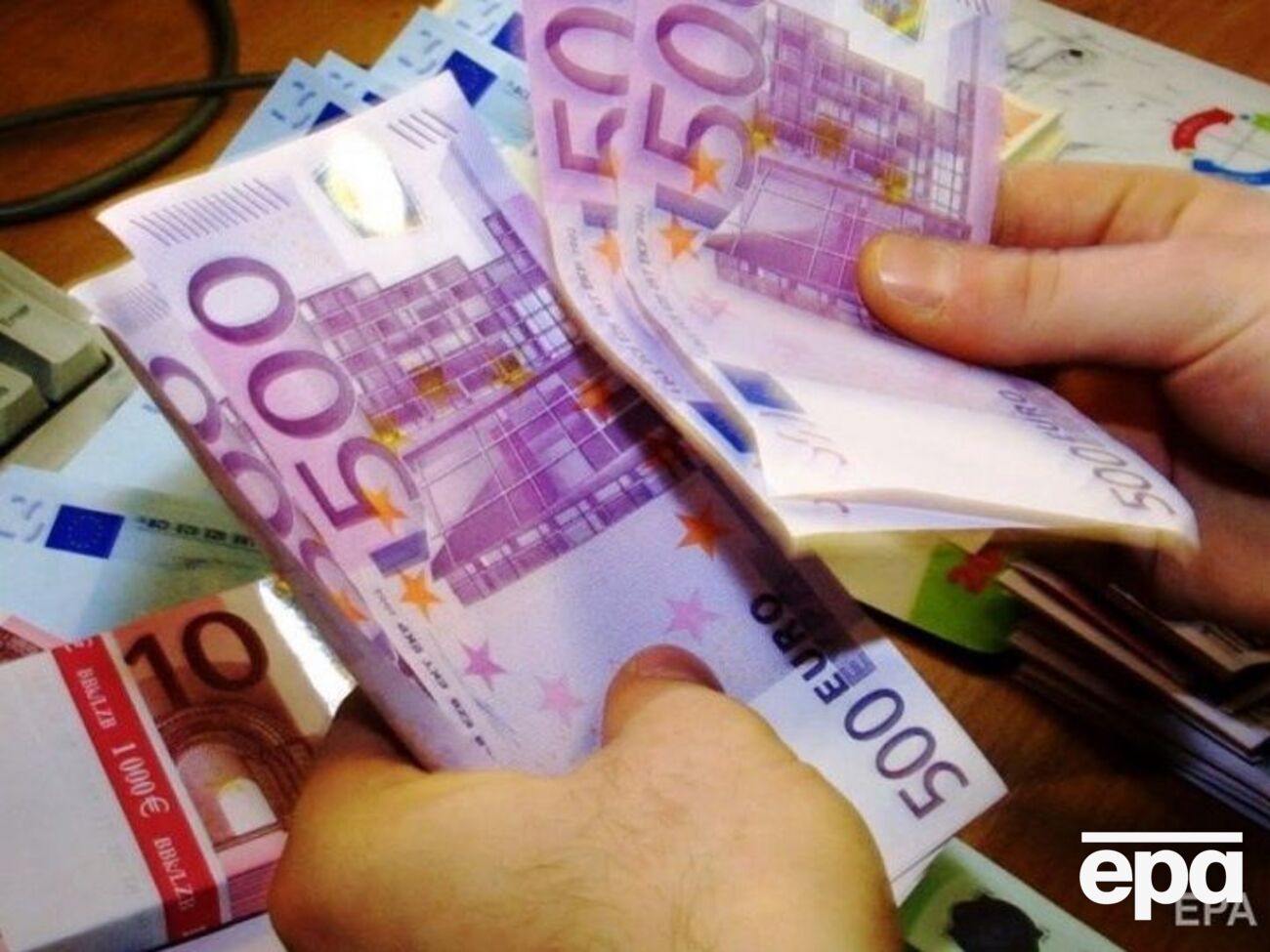 Банкноты достоинством &euro;500 были введены в обращение в 2002 году