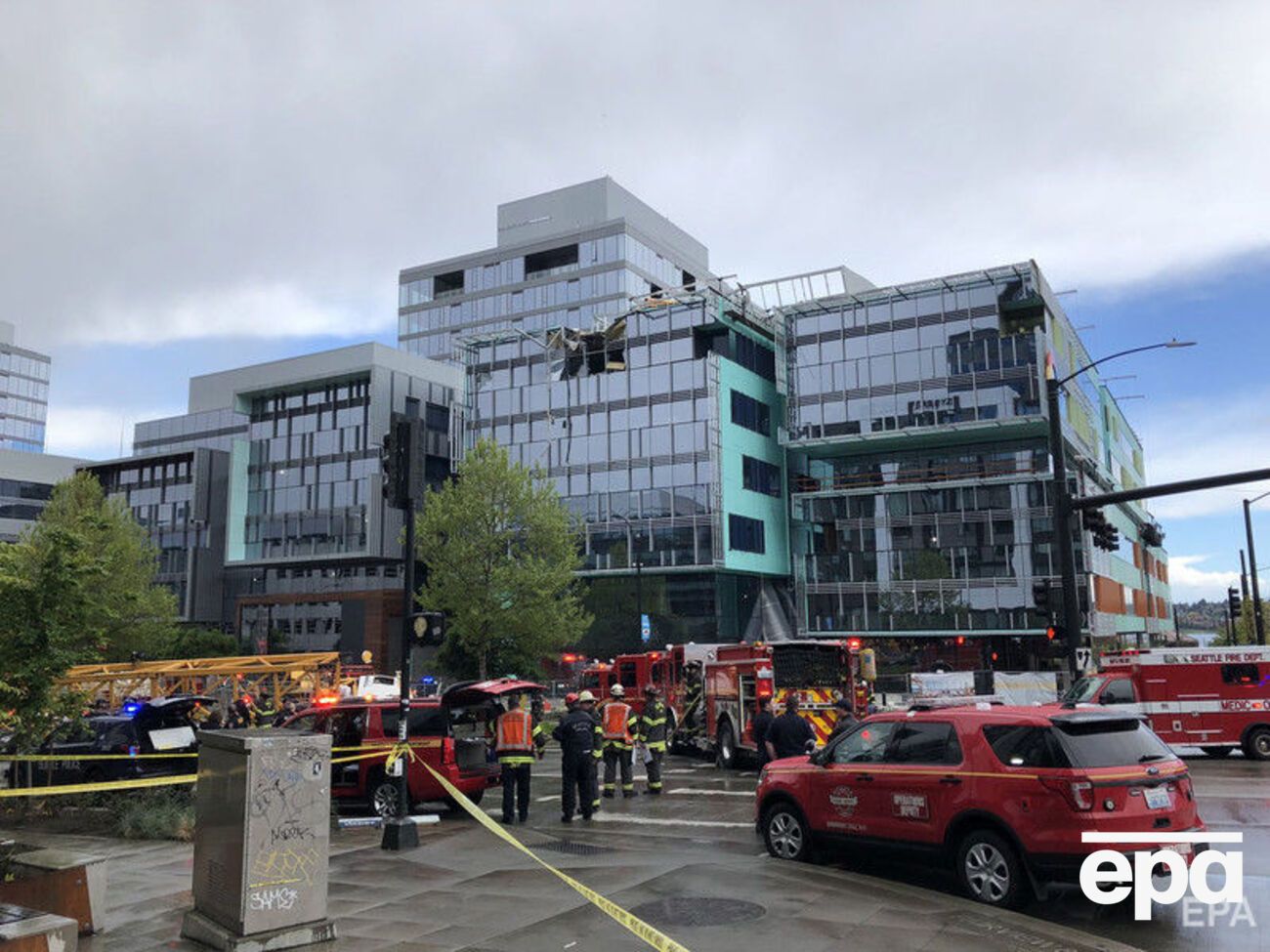 Кран упал на автомобили