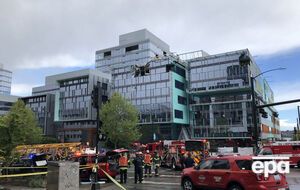 Кран упал на автомобили