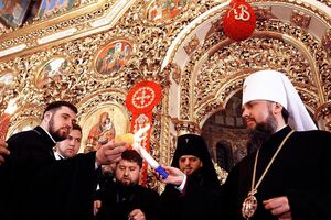 Митрополит Епифаний приветствовал Благодатный огонь в Михайловском соборе. Фоторепортаж