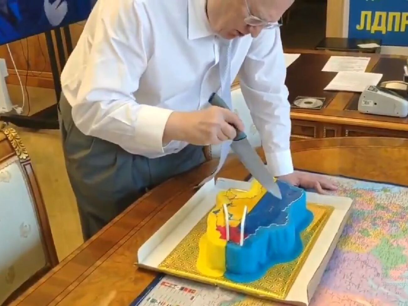 На торті, який різав Жириновський, не було Криму
