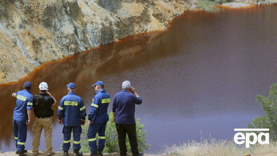 Серийный убийца бросил в "красное озеро" тела трех своих жертв