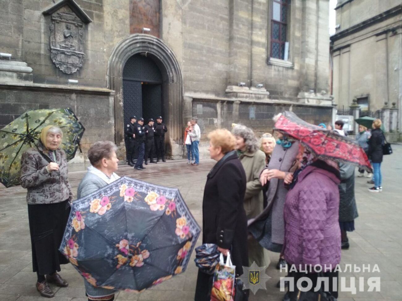 Правоохоронці обстежили сім храмів
