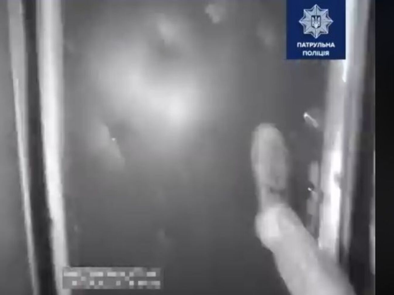 Поліцейський вибив двері у квартиру ногою