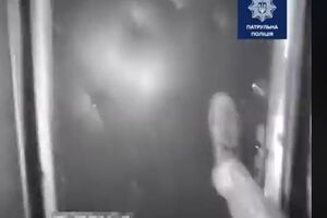 Полицейский выбил дверь в квартиру ногой
