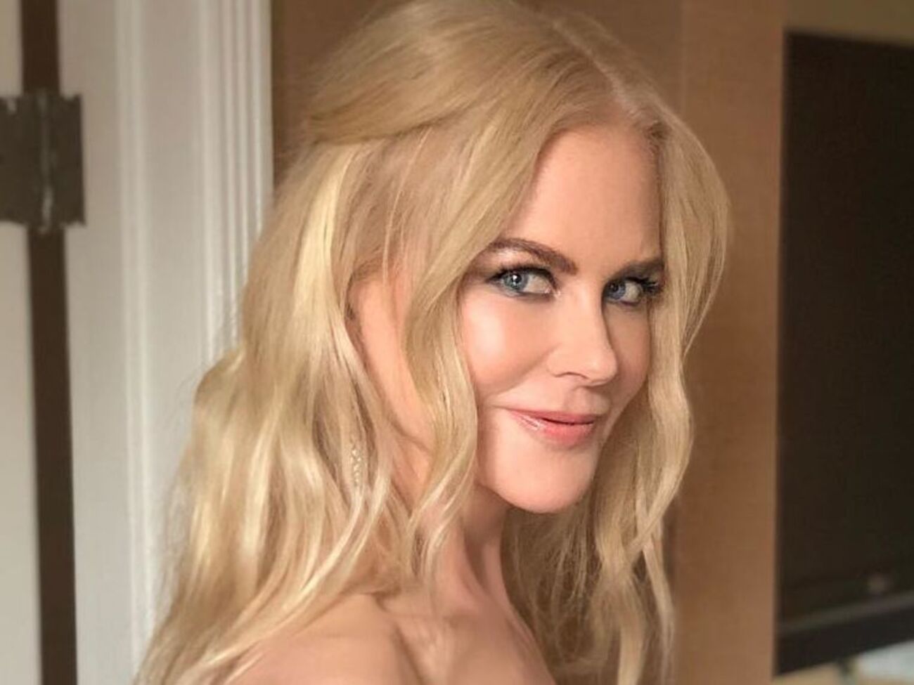 Кидман засветила декольте на фото для обложки Vanity Fair