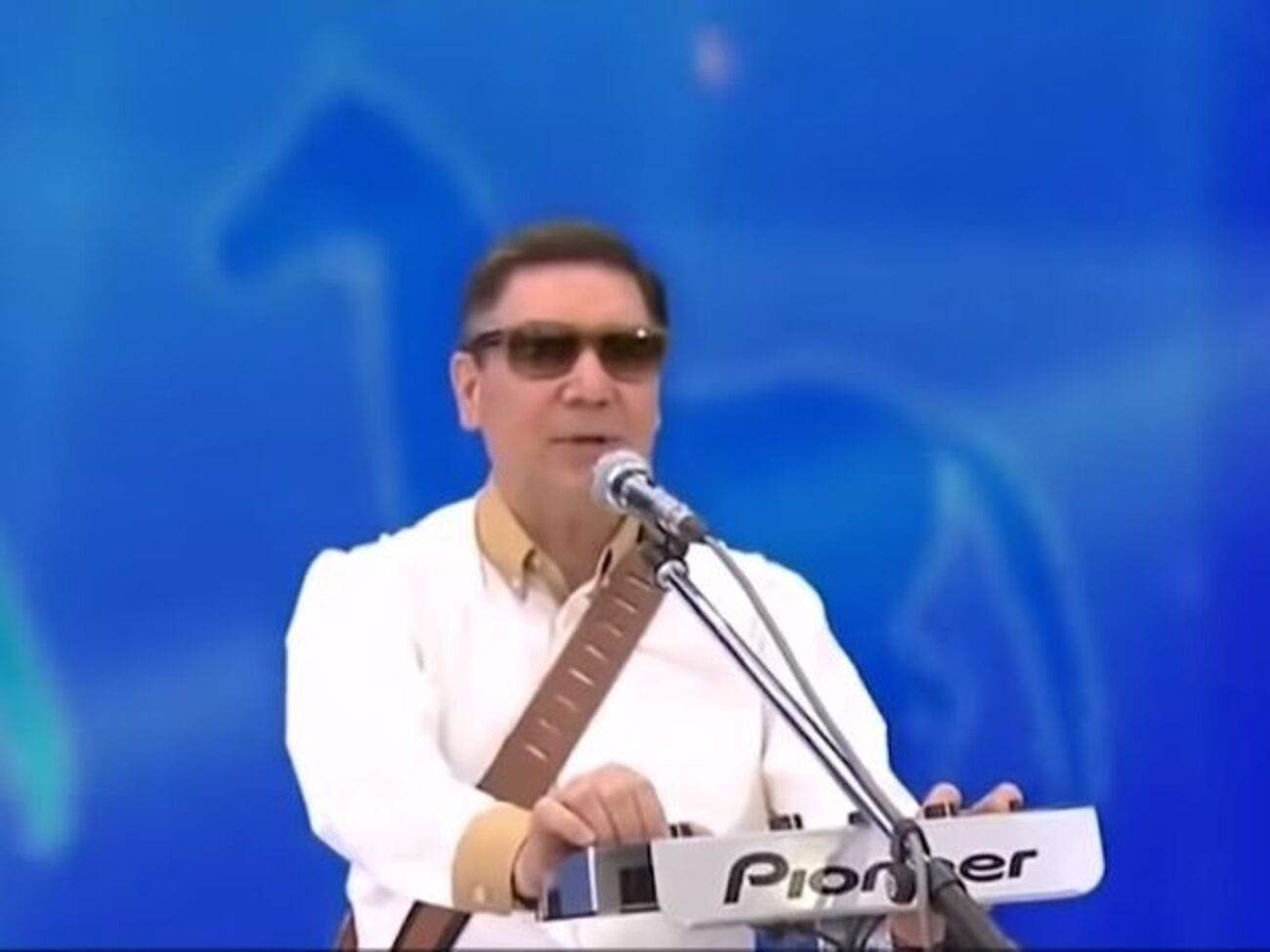 Бердимухамедов виступає в ролі співака не вперше