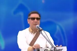 Бердимухамедов виступає в ролі співака не вперше