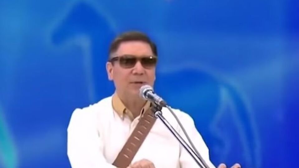 Бердимухамедов виступає в ролі співака не вперше