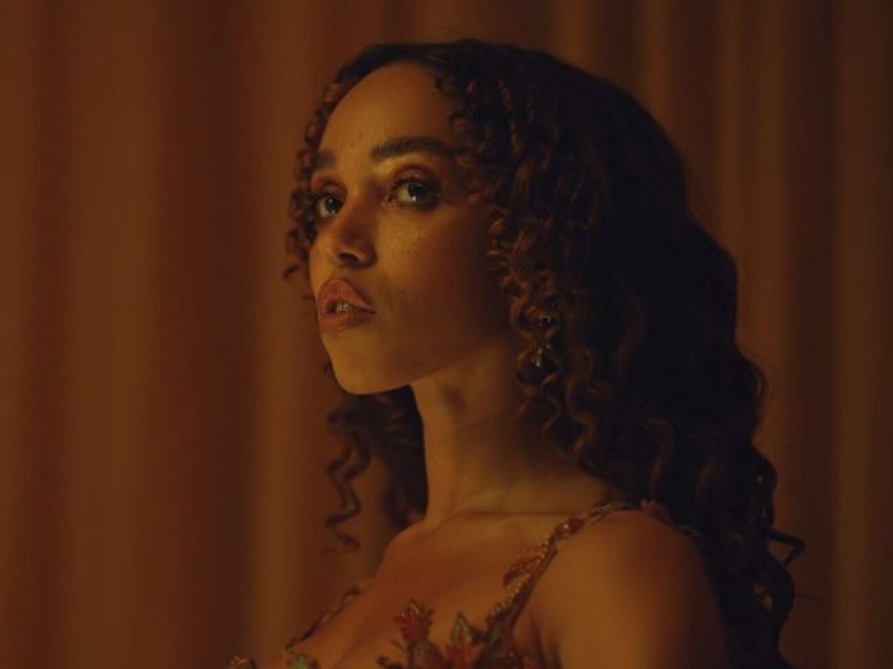 FKA Тwigs в ролике станцевала на пилоне