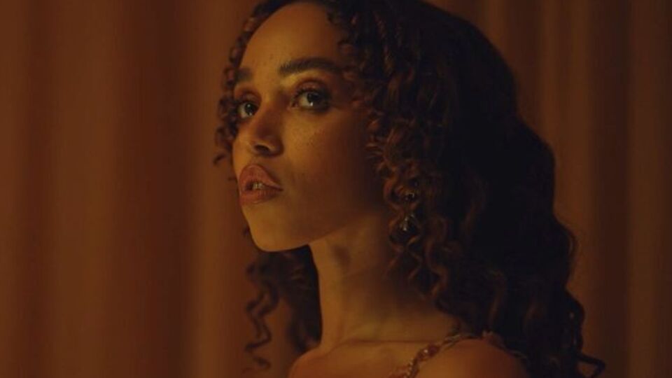 FKA Тwigs в ролике станцевала на пилоне