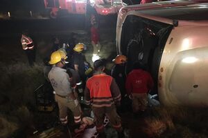 Автобус съехал с шоссе и перевернулся