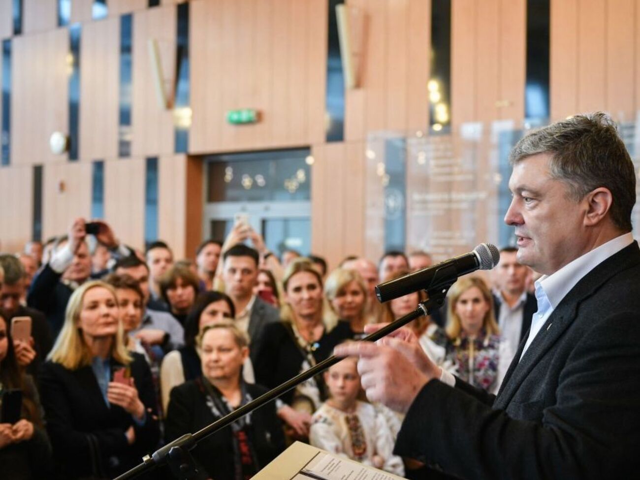 Порошенко про громадянство для росіян: Вони його приймуть усі 140 мільйонів, бо в нас краще