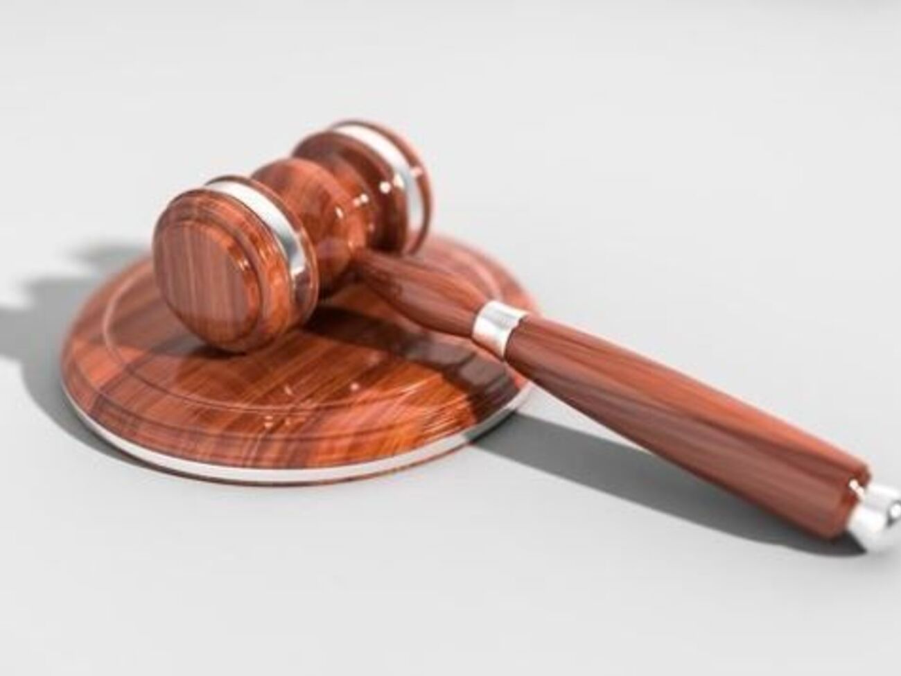 Керівник апарату додавав в архівні справи нову інформацію, яка не стосувалася конкретного судового рішення