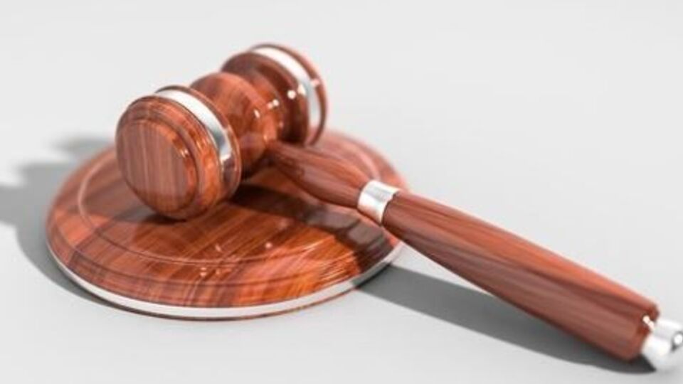 Керівник апарату додавав в архівні справи нову інформацію, яка не стосувалася конкретного судового рішення