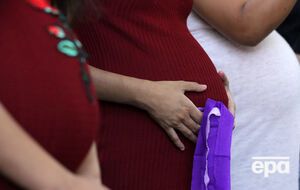 В свидетельство о рождении девочки решением суда вписали имена двух возможных отцов