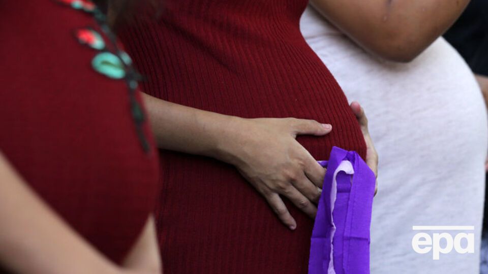 В свидетельство о рождении девочки решением суда вписали имена двух возможных отцов