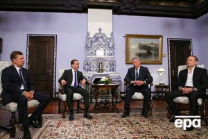 Міллер (перший зліва на фото) заявляв про готовність надати знижку на газ на 25% від нинішньої ціни, яку платить Україна