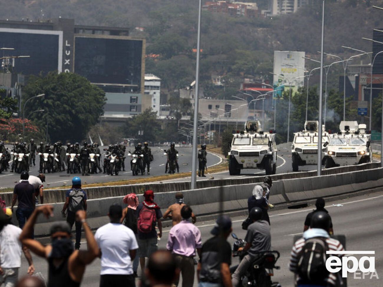 Проти демонстрантів використовували військову техніку