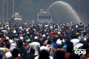 В Каракасе начались столкновения протестующих с силовиками