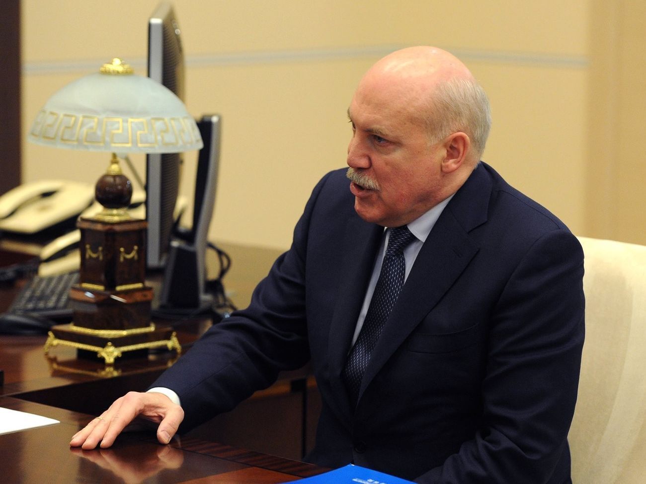 Мезенцеву 59 лет