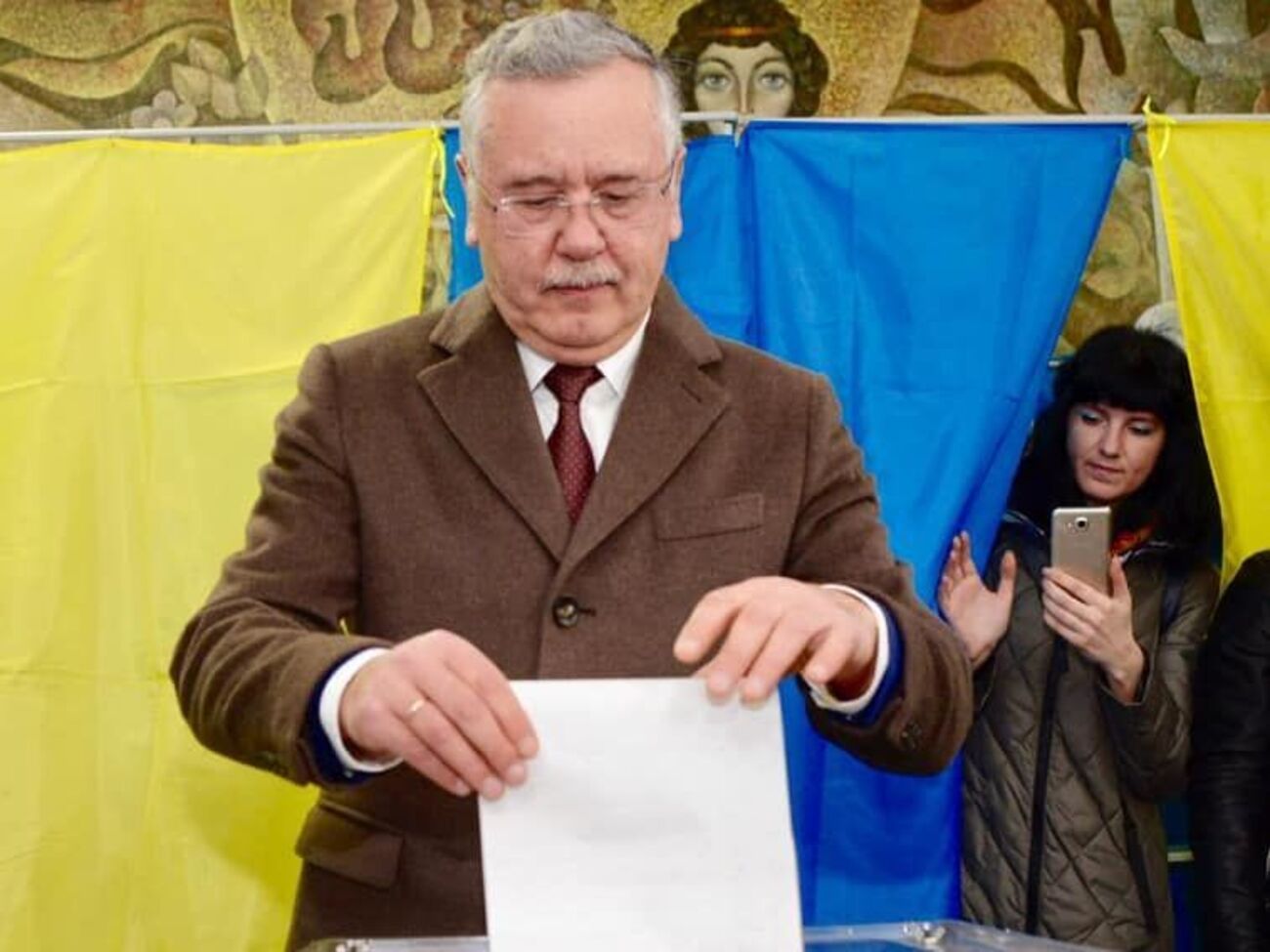 По результатам первого тура выборов Гриценко занял пятое место