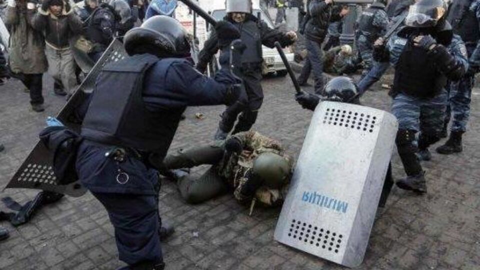 Чоловіка, який бив ногою лежачого, активісти сплутали з чинним офіцером Нацгвардії