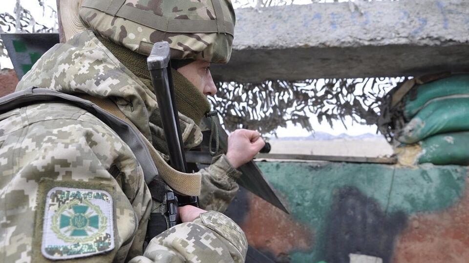 На Донбасі поранено українського прикордонника