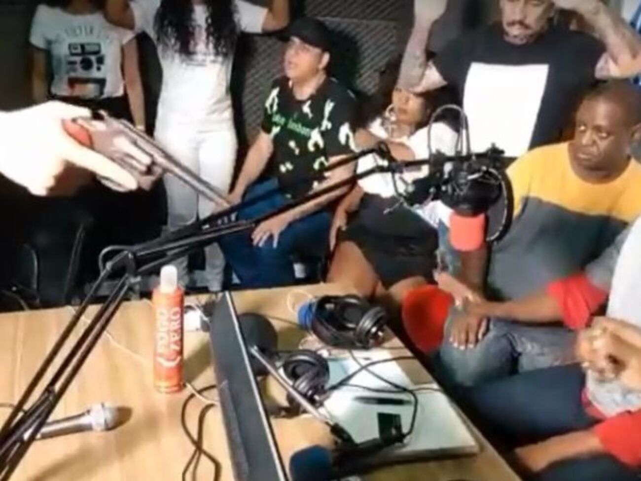 Грабіжник погрожував ведучим пістолетом