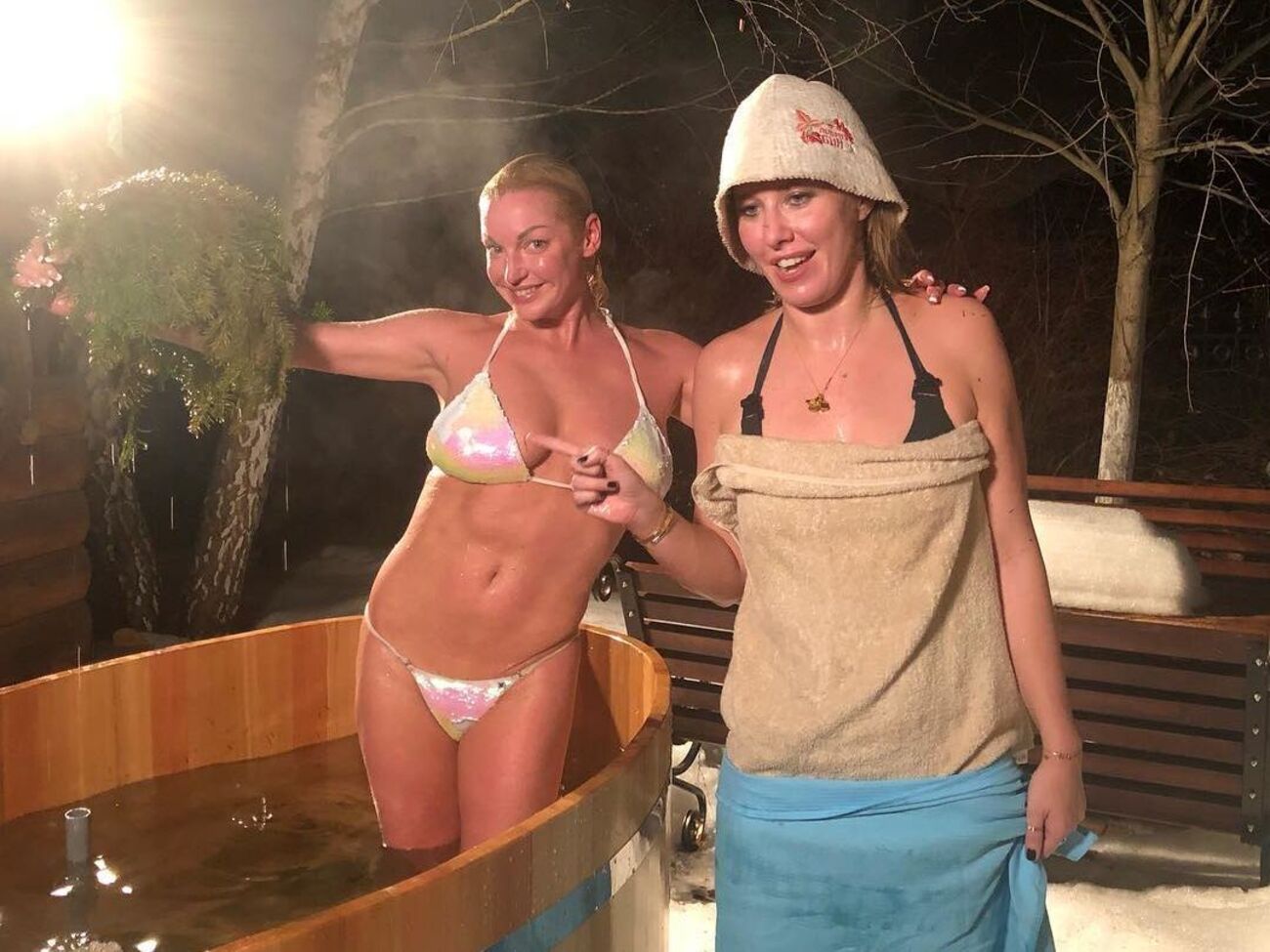 Собчак (на фото справа):&nbsp;Героиня этого фильма, как и все герои моих интервью, всегда в курсе происходящего на съемках